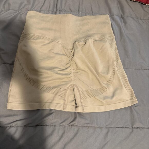 peachybunz tan gymshorts #dyfne... - Picture 3 of 3